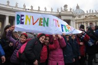 Decenas de miles de personas escuchan el Ángelus desde la Plaza de San Pedro