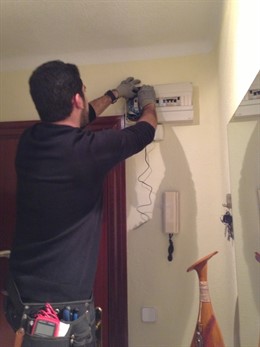 Técnico colocando dispositivo