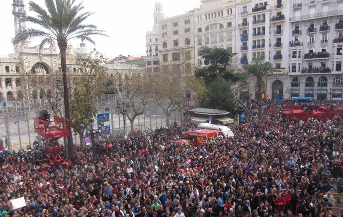 Imagen de la plaza del ayuntamiento de Valencia tras la mascletà de este domingo