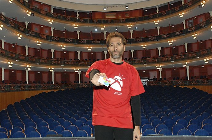 Israel Galván muestra su tarjeta de donante y posa con la camiseta