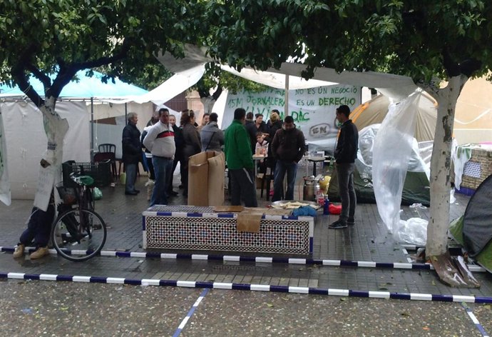 Imagen de familias acampadas ante el Ayuntamiento de la Rinconada