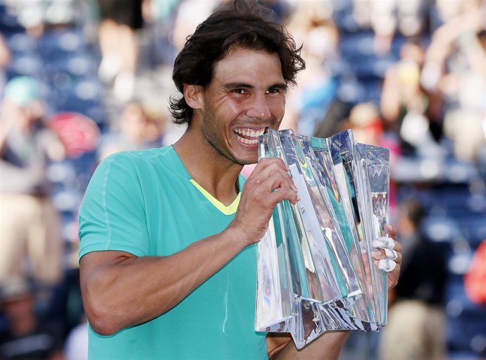 Rafa Nadal posa con el trofeo de Indian Wells