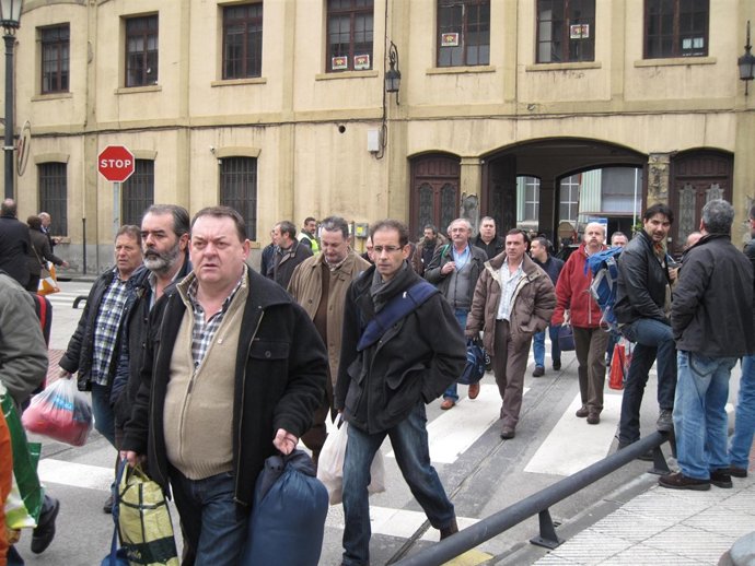 Trabajadores de Trubia salen de su asamble celebrada el sábado.