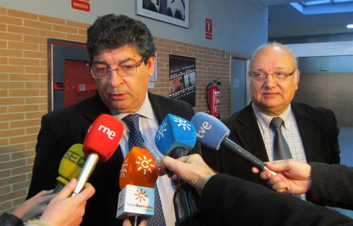 Valderas, hoy junto al decano de la Facultad de Comunicación, Antonio Checa