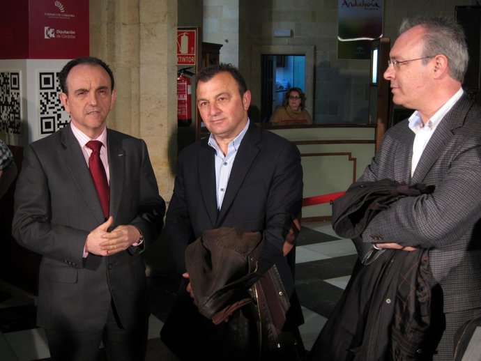 Rodríguez (izda.) junto a los portavoces de IU y PSOE en el Consistorio cordobés