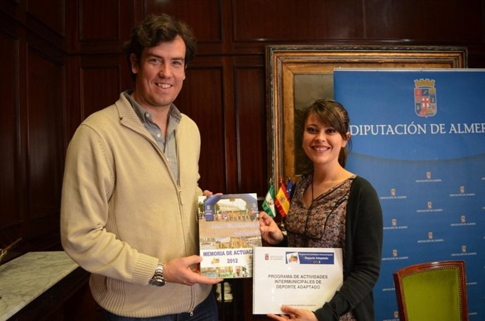 El director de Deportes, Juanjo Salvador, y la diputada Ángeles Martínez