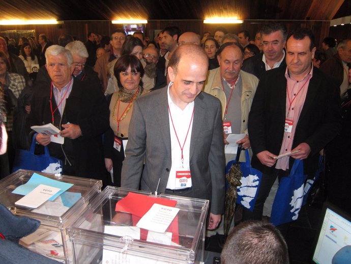 Alberto Catalán votando en el Congreso.