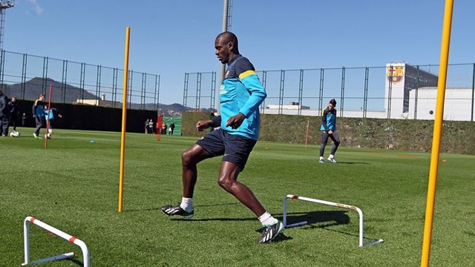 Éric Abidal en el entrenamiento del FC Barcelona