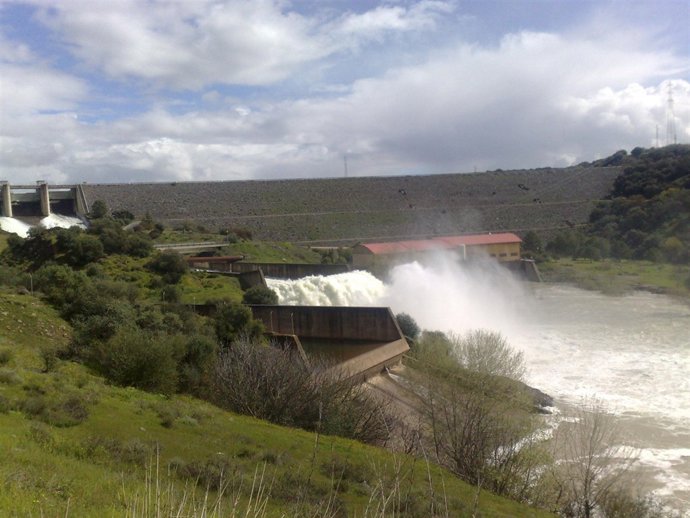Desembalse de agua en el pantano de San Rafael de Navallana la pasada semana