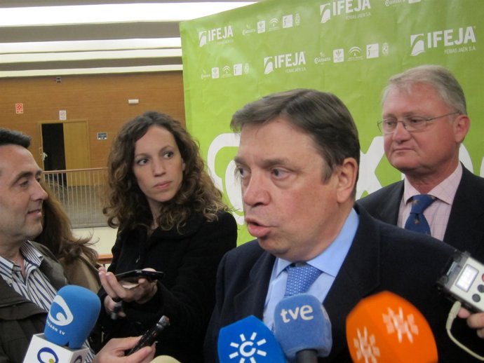 El consejero de Agricultura, Luis Planas, atiende a los periodistas.