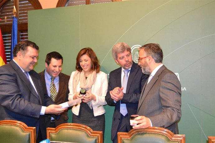 Junta y Bodegas Robles desarrollan una línea de productos 'bio' 