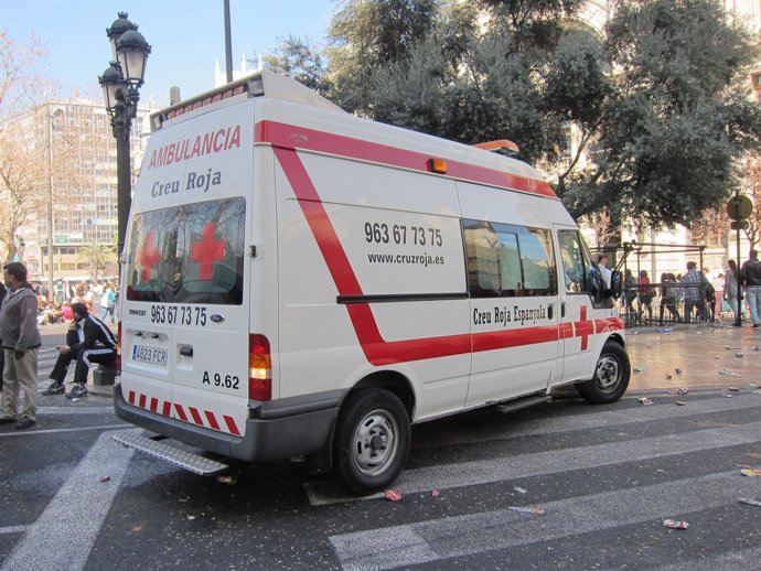 Imagen de archivo de una ambulancia de Cruz Roja tras una 'mascletà'
