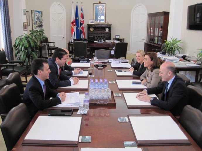 La alcaldesa de La Línea se reúne con el ministro principal de Gibraltar
