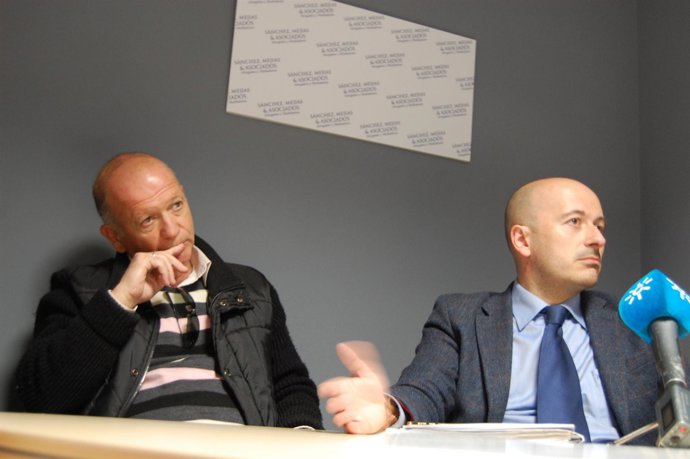 El prejubilado ganador de la primera sentencia junto a su abogado.