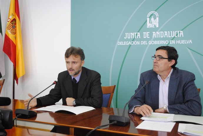 El delegado de la Junta en Huelva, José Fiscal, y el delegado de Educación. 