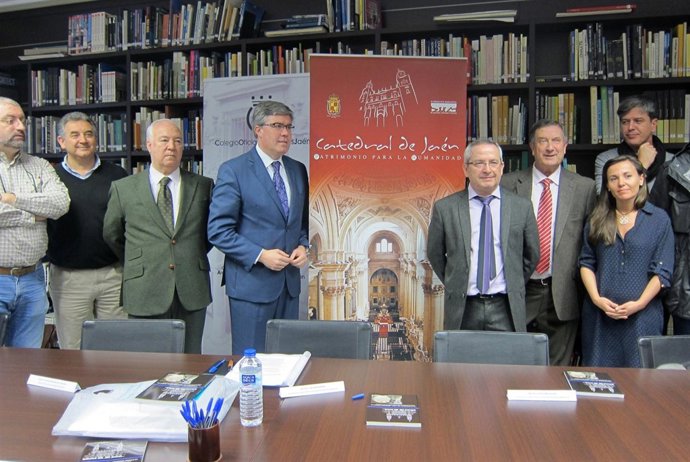 Fernández de Moya, Cano y Vargas-Machuca (c) en la adhesión de los arquitectos.