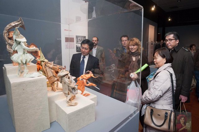 El agregado cultural de la Embajada de Japón en España visita La Magia del Papel