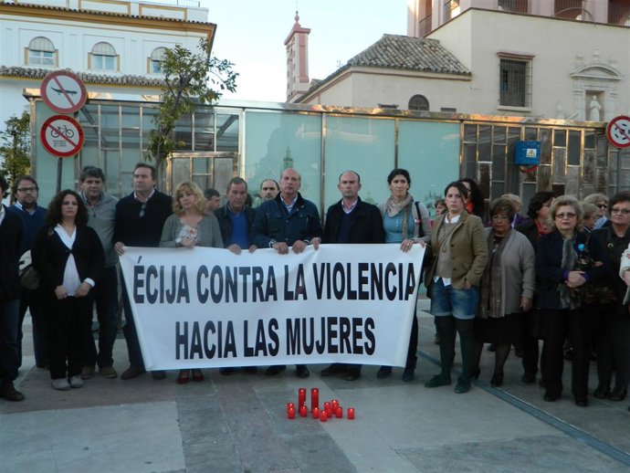 Concentración en Écija en repulsa al último crimen de violencia de género.