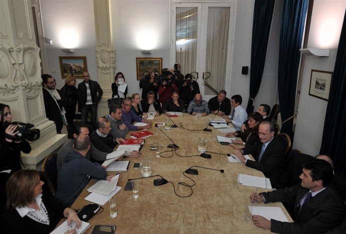 Trabajadores de Limasa, empresa y Ayuntamiento negocian ante la huelga