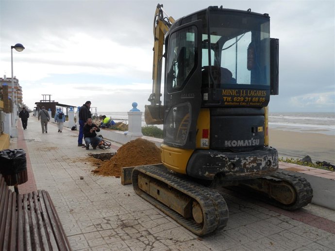 Trabajos en el paseo marítimo de Matalascañas. 