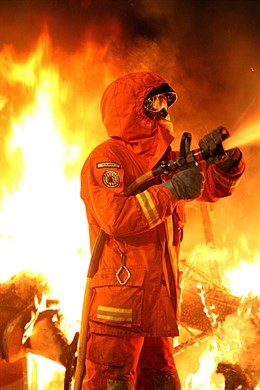 Un bombero del consorcio trabajando para controlar la 'cremà' de una falla