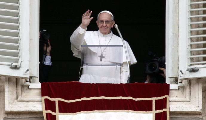 El Papa Francisco en el balcón de su apartamento en el Vaticano
