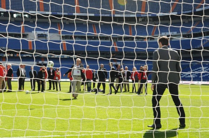 Iker Casillas con los miembros del COI en Madrid 2020