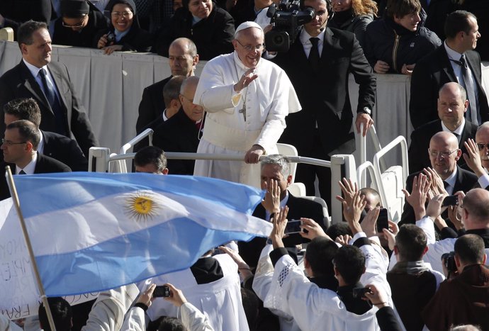 El Papa Francisco saluda a los fieles en la plaza de San Pedro