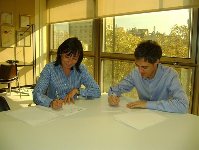 Isabel Roig (BCD) y Juan Mellén (Red) firman un convenio de colaboración
