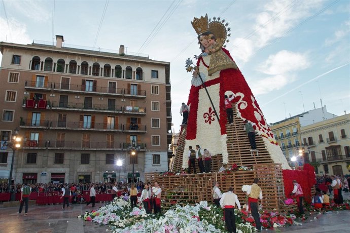 Ofrenda a la Virgen