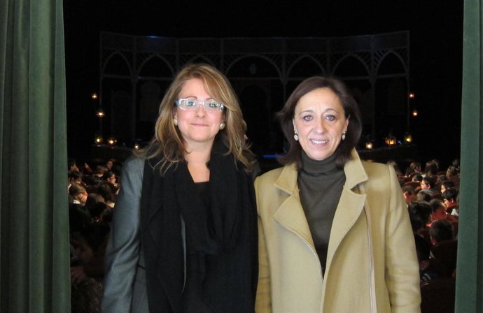 La Responsable De La Caixa Junto A La Concejala De Educación En El Filarmónica