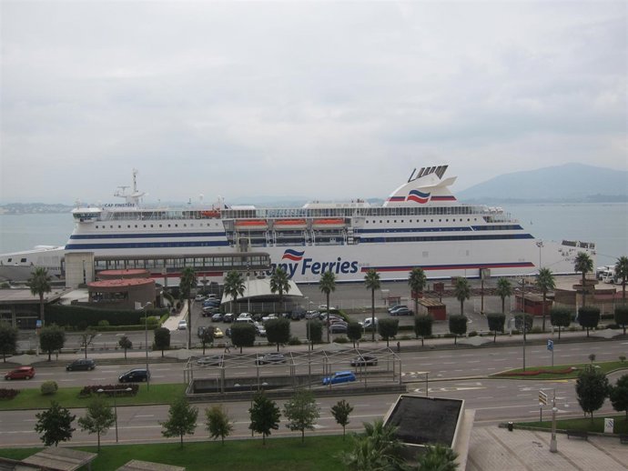 Ferry En El Puerto De Santander