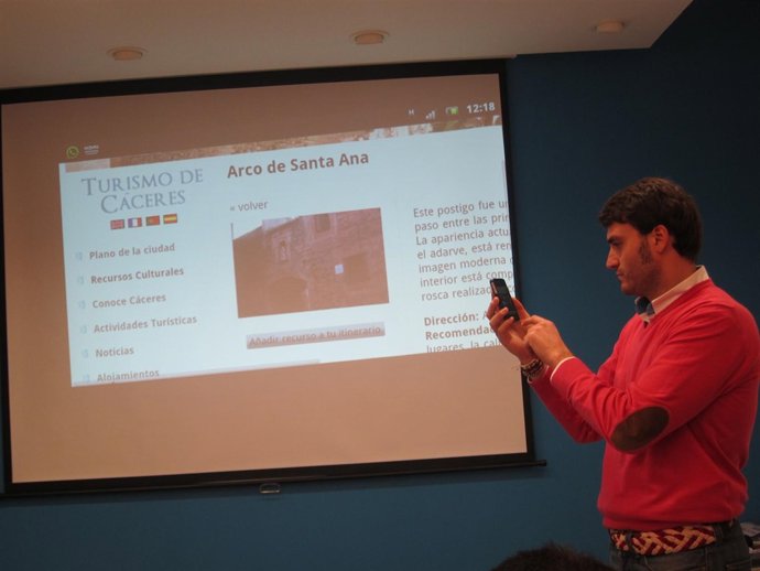 El Concejal Jorge Suárez Utilizando La Aplicación 'Cáceres View'