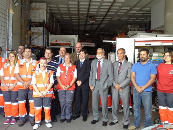 Ortiz (c) con miembros de Cruz Roja