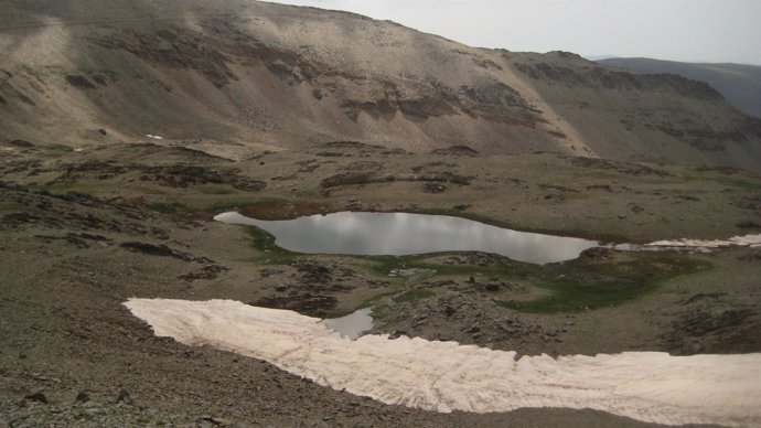 Un lago de Sierra Nevada contiene restos contaminantes de hace 3.000 años