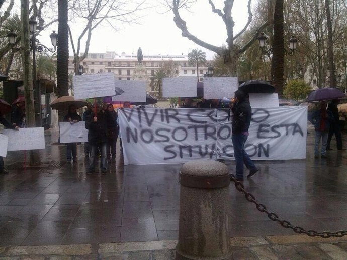 Concentración frente al Ayuntamiento de Sevilla de "padres desempleados"