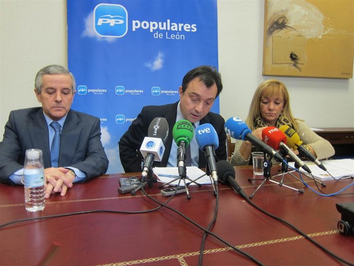 Emilio Gutiérrez, (I), Cobo (C) e Isabel Carrasco (D)