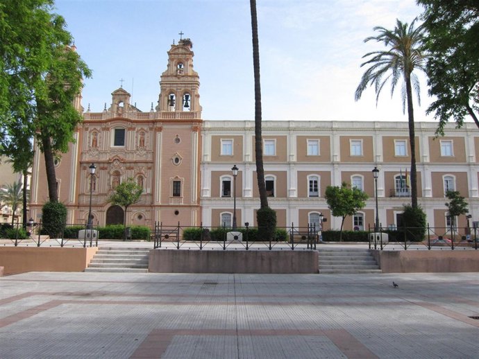 Plaza de la Merced en Huelva y al fondo la Universidad. 