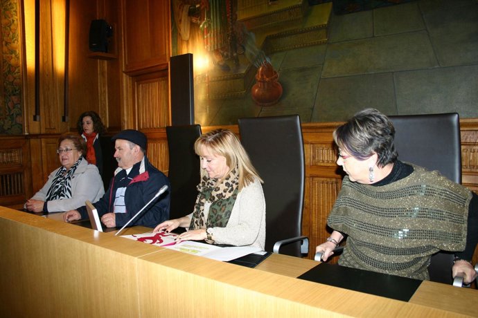 Isabel Carrasco con los alcaldes firmantes