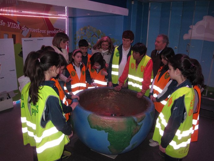 Alumnos en la 'Escuela de Reciclaje'