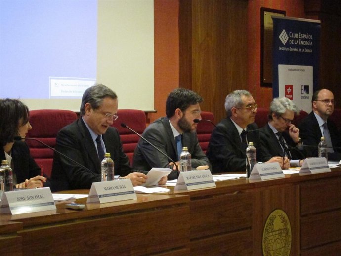 En el centro, Alberto Nadal, secretario de Estado de Energía