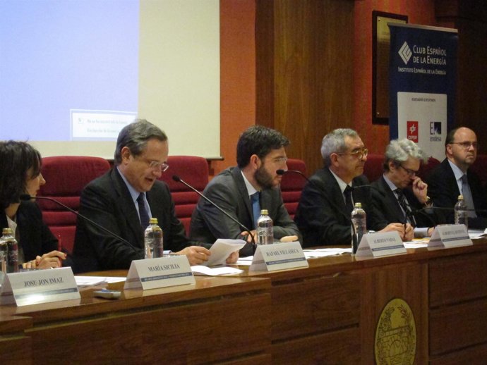 En el centro, Alberto Nadal, secretario de Estado de Energía