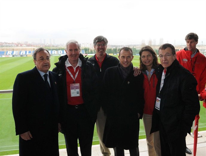 Miembros del COI con Florentino Pérez y Butragueño en Valdebebas