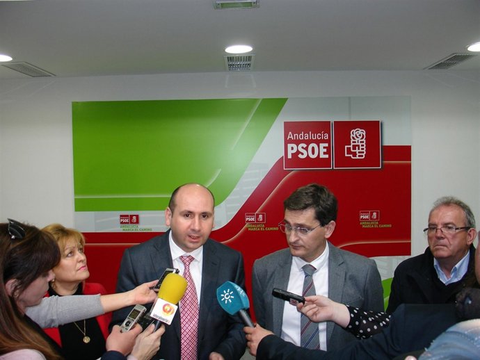 Conejo y Sánchez Teruel atienden a los periodistas en Almería