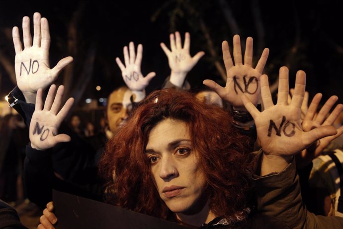 Los ciudadanos de Chipre protestan contra el rescate ante el Parlamento