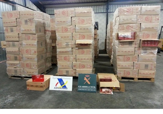 Contenedor de tabaco incautado.