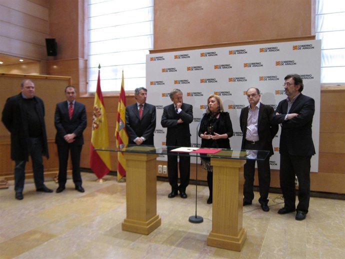 Serrat en el acto con sindicatos y empresarios este miércoles en el Pignatelli