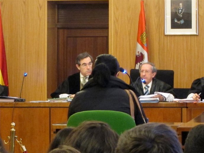 La condenada, de espaldas, escucha la condena impuesta por la Sala.