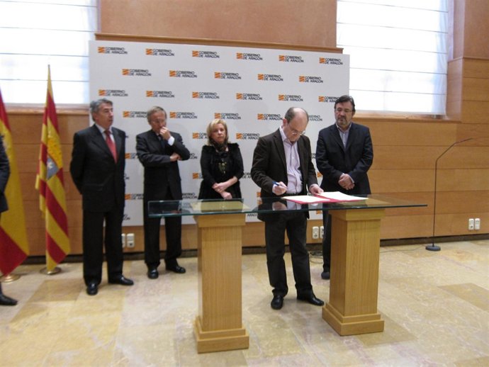 Firma del acuerdo para mejorar la empleabilidad de parados de la construcción