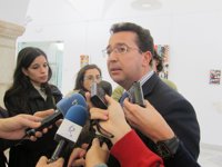Manzano dice sobre una posible acción legal que un diputado autonómico tiene "las mismas condiciones" que otro ciudadano